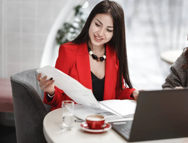 Teamet til to unge kvinnelige designere jobber med design av interiøret som sitter ved skrivebordet med laptop og dokumentasjon – stockfoto