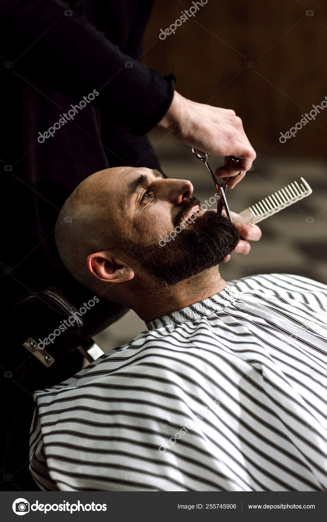 メンズファッション スタイリッシュな理髪店で残忍な男の理髪はさみひげ ストック写真 C Leika Production