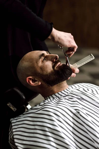 Mens moda. Şık berberde acımasız adamın berber makas sakal