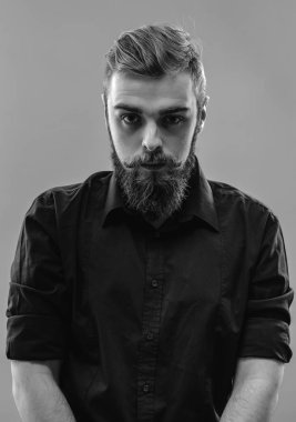 Ben giyinmiş şık genç Kızıl saçlı adam bir sakal ve bıyık