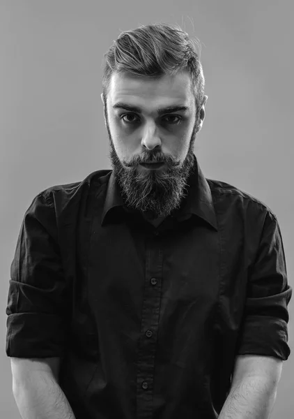 Élégant jeune homme roux avec une barbe et une moustache habillé i — Photo