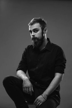 Ben giyinmiş şık genç Kızıl saçlı adam bir sakal ve bıyık