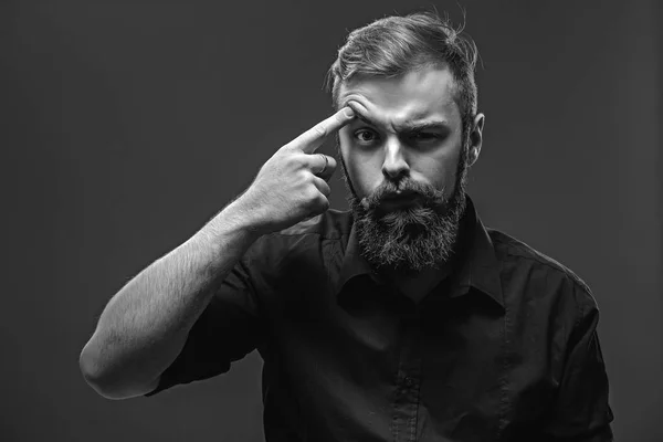 Стильний молодий рудий чоловік з бородою і вусами одягнений — стокове фото