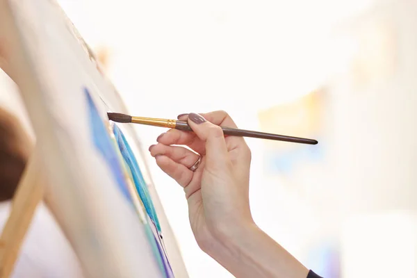 Processo de pintura quadro nos cavaletes no estúdio de arte — Fotografia de Stock