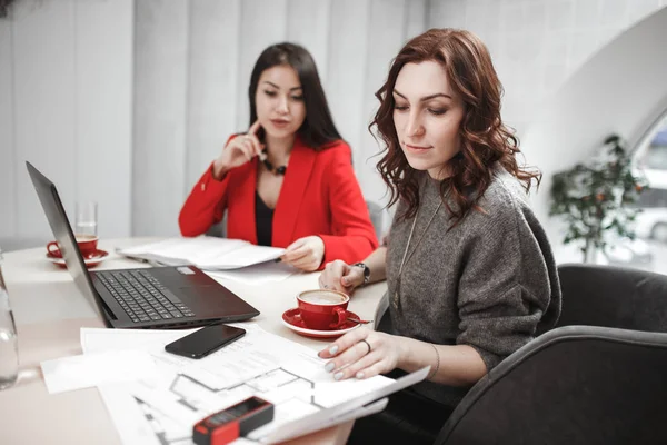 Arbeidsprosessen. Designerne arbeider med bærbar datamaskin og dokumentasjon i det indre prosjektet – stockfoto