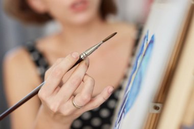 Sanat stüdyosunda şelat resimleri boyama süreci