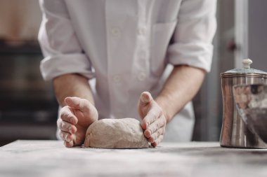 Fırıncı fırında masaya hamur yoğurunur