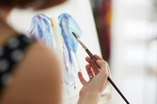 Processo de pintura quadro nos cavaletes no estúdio de arte — Fotografia de Stock