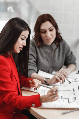 İki iç tasarımcılar ofiste yeni iç tasarım projesinde çalışıyoruz