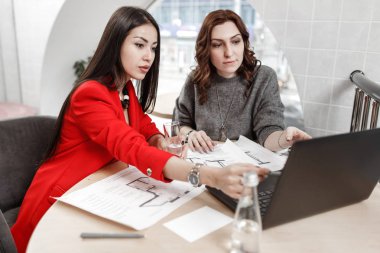 İç mimar iki güzel kız bir şık ofis yeni bir proje üzerinde çalışıyoruz