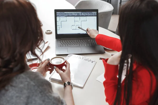 Processo de criação de projetos. Dois designers estão trabalhando com laptop e documentação no projeto de interiores — Fotografia de Stock