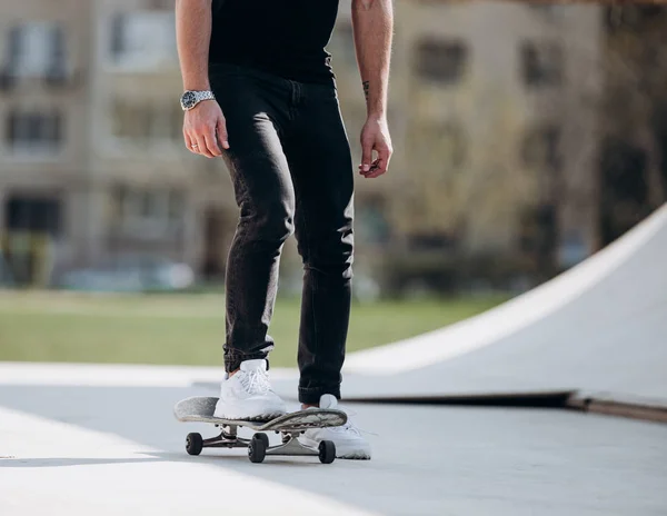 Muž jede na skateboard na nástupišti vedle domu za slunného horkého dne — Stock fotografie