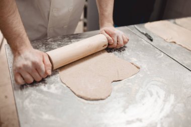 Baker fırınında masaya hamur yuvarlanıyor