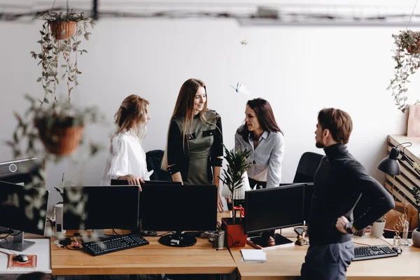 Et ungt team av kolleger diskuterer prosjektet på et stilig og moderne kontor. Arbeidsprosess ved kontoret . – stockfoto