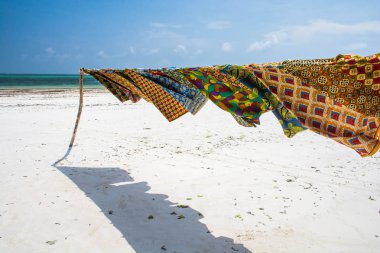 Pareolar Kenya galu plajda sarkan. Güzel bir okyanus manzarası.