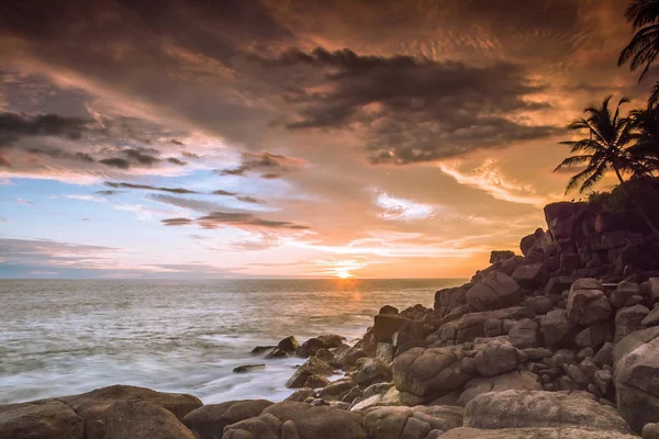 Unawatuna Sri Lankale gökyüzünde güzel gün batımı.
