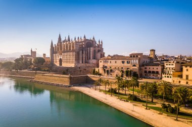 Palma de Mallorca'da tarihi katedral havadan görünümü. Drone görünümü.