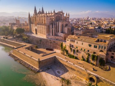 Palma de Mallorca'da tarihi katedral havadan görünümü. Drone görünümü.