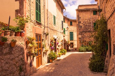 Valldemossa güzel sokaklar bitki tencere ve renkli çiçekler dekore 