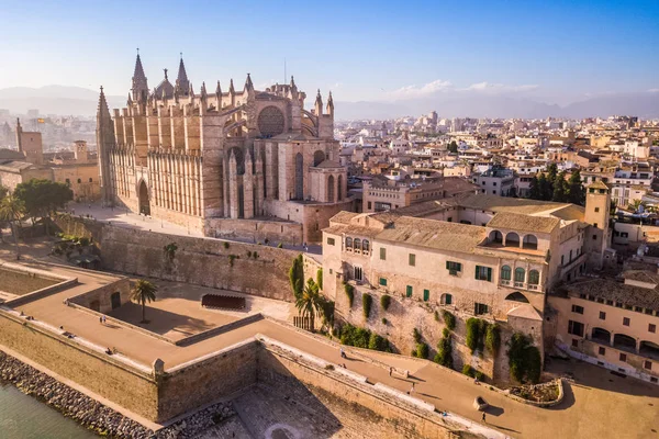 Palma de Mallorca'da tarihi katedral havadan görünümü. Drone görünümü.