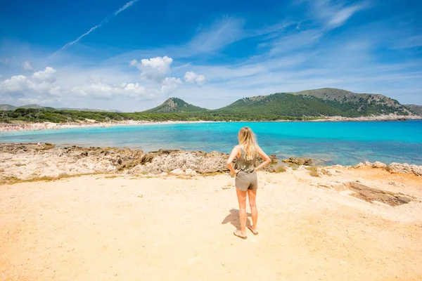 Kız Mallorca en güzel plaj Cala Agulla bakıyor. 