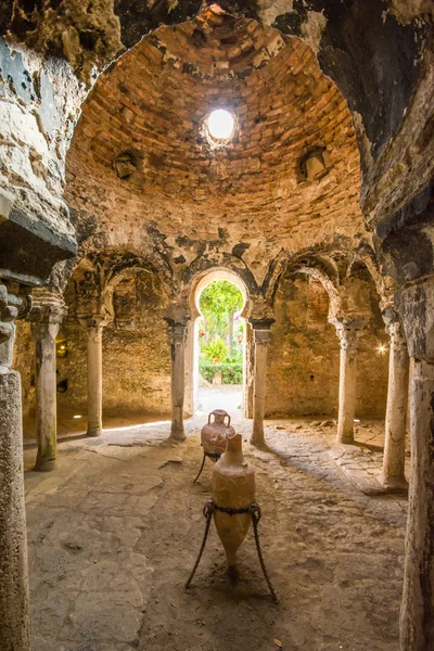 Tarihi banyo. Banys Araplar Palma de Mallorca. 