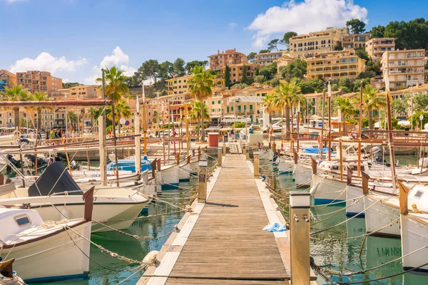 Güzel Port de Soller Mallorca motor tekneleri ve uçurumlar üzerinde binalar dolu.