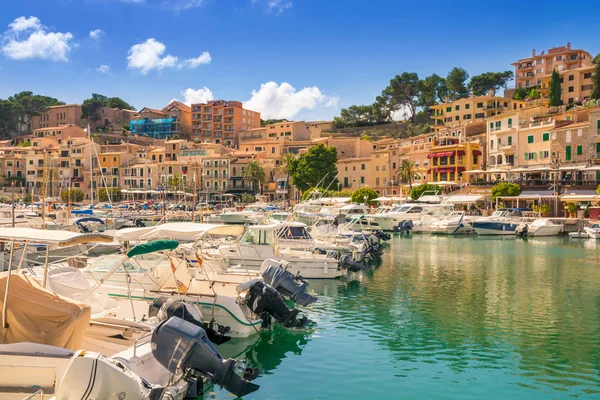 Güzel Port de Soller Mallorca motor tekneleri ve uçurumlar üzerinde binalar dolu.