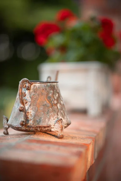 Bahçe süslemeleri. Dekoratif saksılarda saksı çiçeği. Kırsal sulama kutusu.