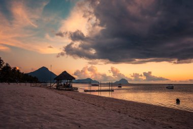 Flic ve Flac 'te gün batımı, Mauritius. Gün batımında egzotik plaj.