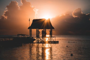 Mauritius Adası, Trou aux Bich 'teki iskelede gün batımı.