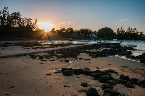 Kaptan Malheureux, Mauritius. Gün batımında kayalık sahil manzarası.