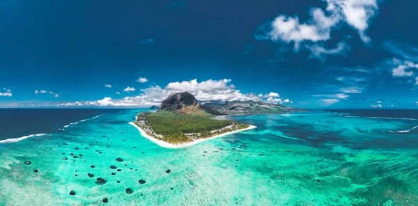 Mauriutius 'taki Le Morne Brabant' ın hava manzarası, adada panoramik manzara.