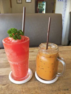 Tay yiyecek ve içecek bir restoranda