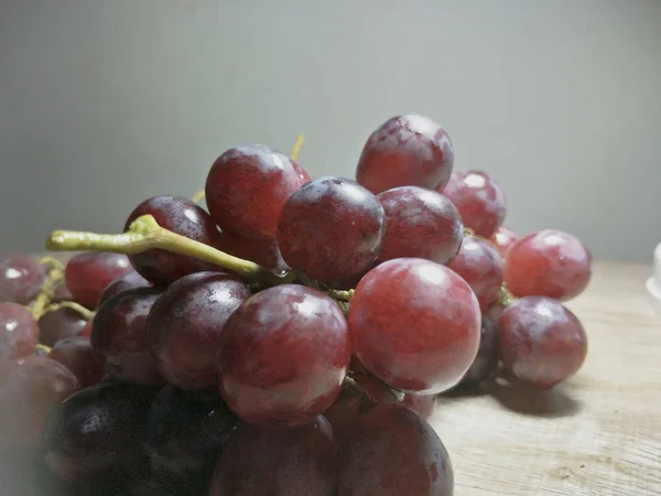 Raisin Rouge Mûr Sur Bureau — Photo