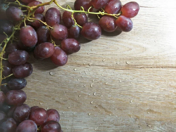 Reife Rote Trauben Auf Dem Schreibtisch — Stockfoto