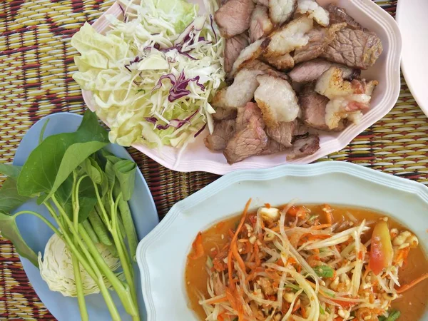 Papayasalat Und Gegrilltes Fleisch — Stockfoto