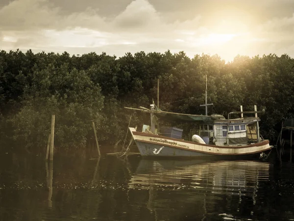 湖での漁船 — ストック写真