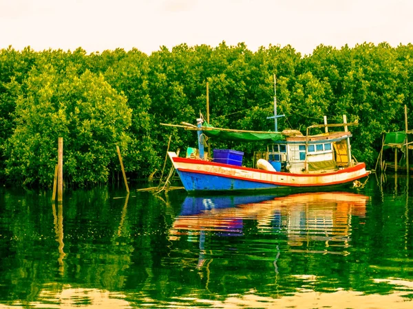 Рыбацкая Лодка Озере — стоковое фото