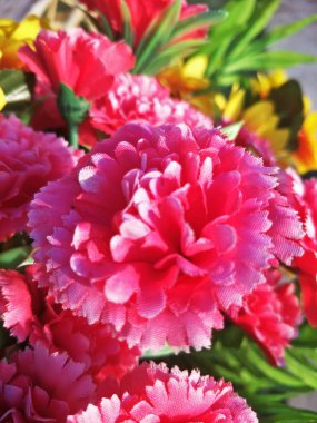 İç bir yer için yapay çiçekler