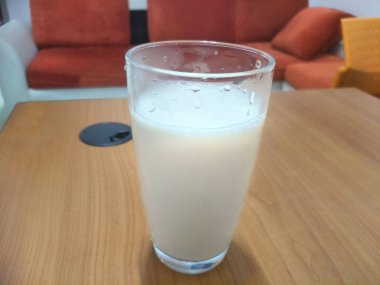 İş yerinde camda soya sütü