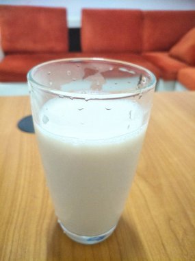 İş yerinde camda soya sütü