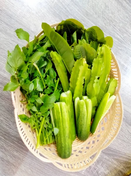 Comida Saudável Legumes Frescos Uma Caixa Isolada Fundo Branco — Fotografia de Stock