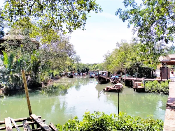 Belo Canal Com Água Clara Árvores Folhas Verdes Krabi Tailândia — Fotografia de Stock