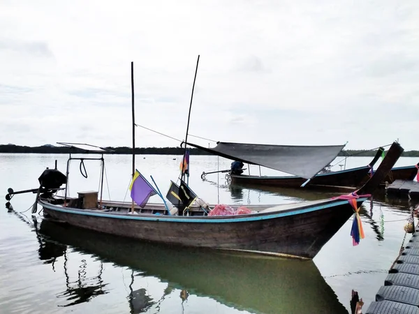 Barco Pesca Uma Ilha Krabi Tailândia — Fotografia de Stock