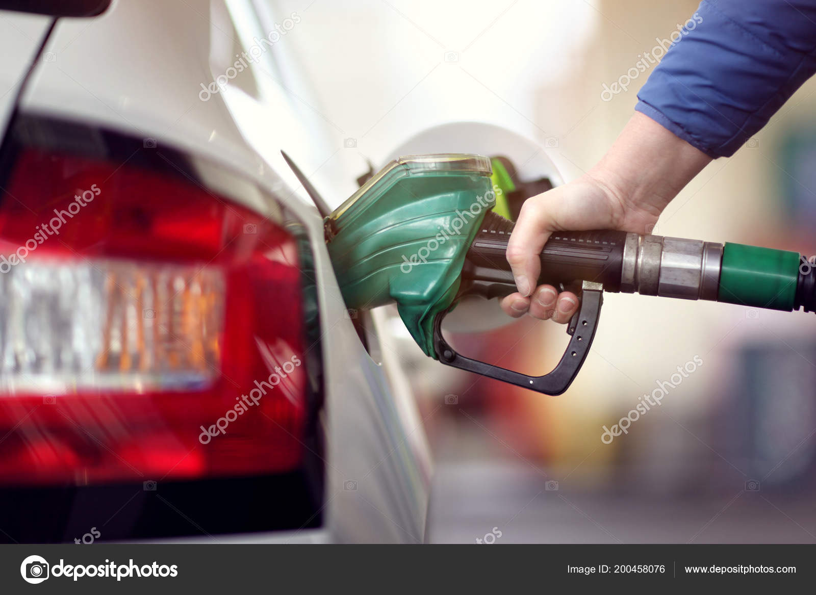 Resultado de imagem para imagens de bomba de gasolina abastecendo carro