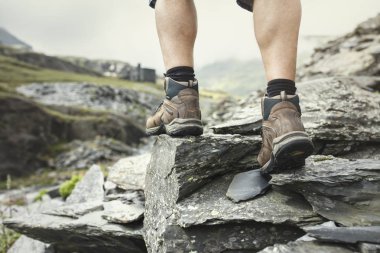 Kayaların üzerinden bir dağ iz hiking uzun yürüyüşe çıkan kimse