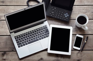 Beyaz dijital tablet ve yukarıdan resepsiyon ile izole perde smartphone ile açık dizüstü