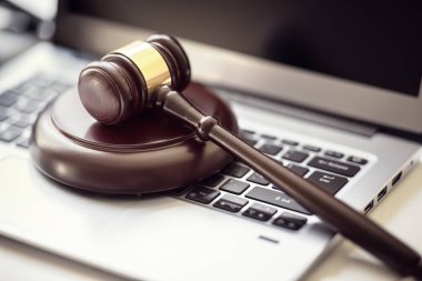 Dizüstü bilgisayar klavye kavramı online Internet açık artırma veya yasal avukat yardım için tokmak