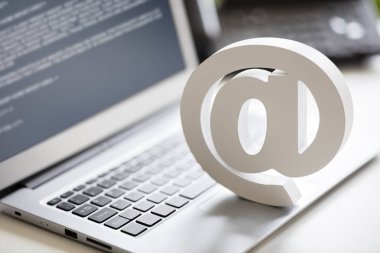İş dizüstü bilgisayar kavramı sembolü için Internet e-posta, iletişim ve e-posta adresi